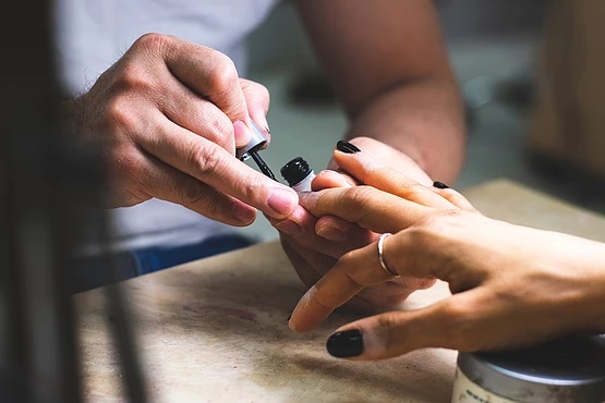 Esmalte convencional ou em gel: entenda as diferenças